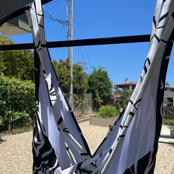 NWT La Blanca Moonlight Crossback One PieceChic Black and White Swimsuit Size 12 - Picture 3 of 9